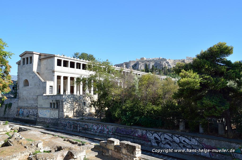 S-Bahn-Strecke, im Hintergrund die Archäa Agora, die Akropolis