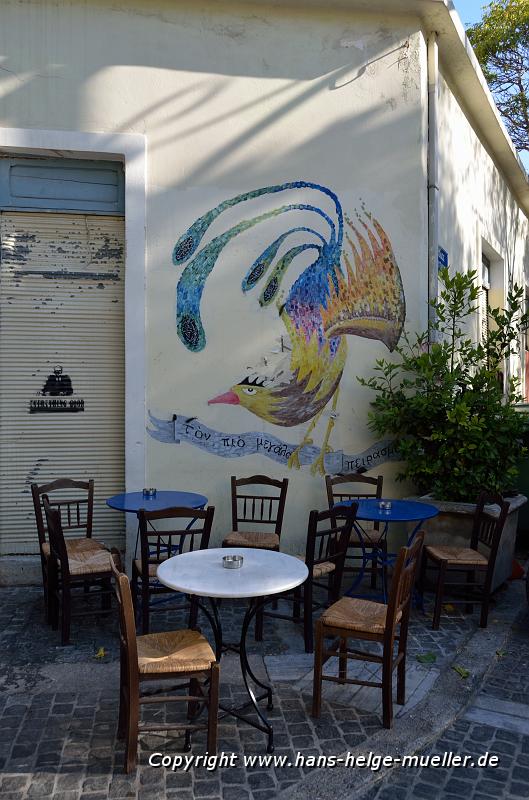 Τοιχογραφία πούλι, τραπέζι, καρέκλες (διασταύρωση Αδριανού, Βρυσσάκιου)