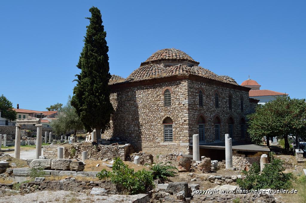 Τζαμί Τζισταράκη, στο πρώτο πλάνο η βιβλιοθήκη του Αδριανού