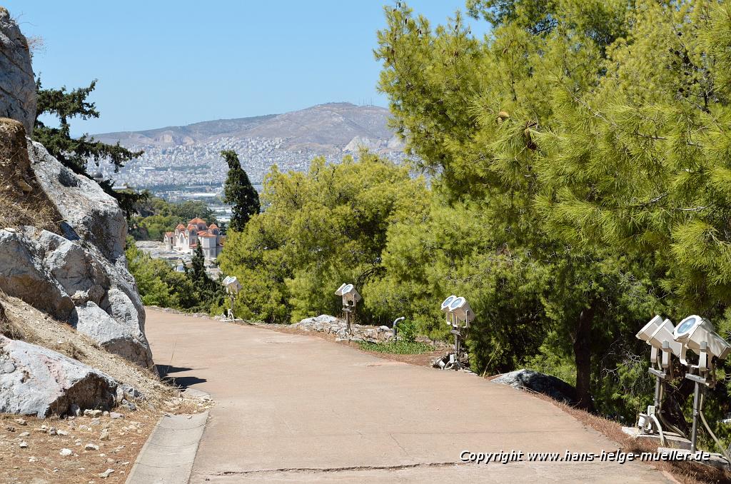 θέα από το δρόμο πρός την Ακρόπολη σε εκκλησία