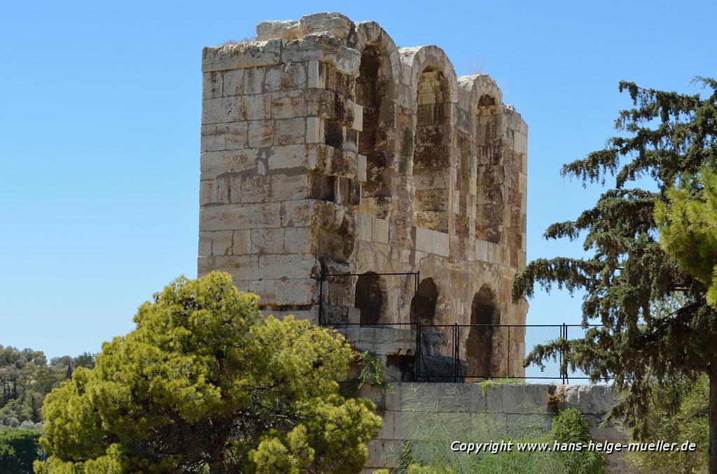 Τοίχος από το Ωδείο Ηρώδη στο δρόμο πρός την Ακρόπολη