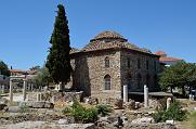 Τζαμί Τζισταράκη, στο πρώτο πλάνο η βιβλιοθήκη του Αδριανού
