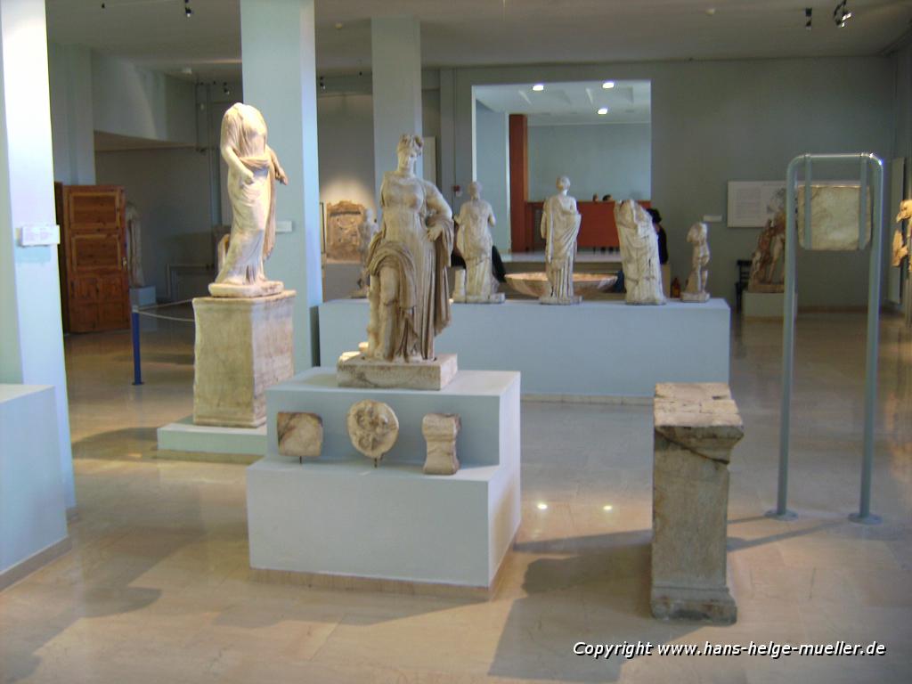 Statuen im Museum von Dion