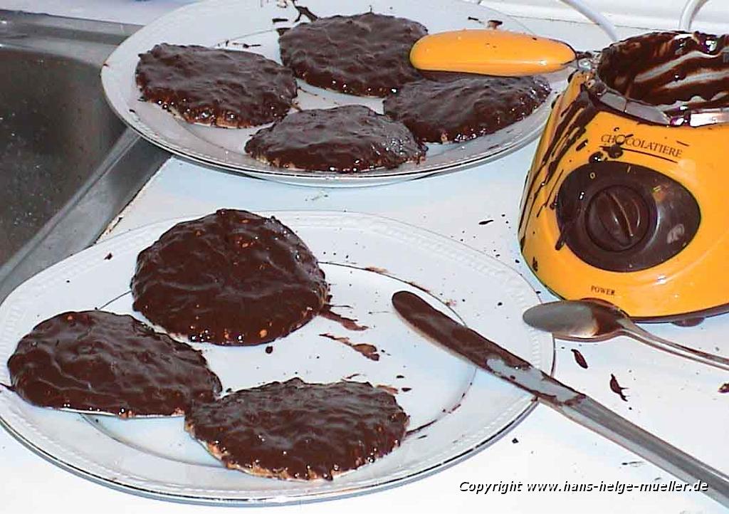 Elisenlebkuchen beim Schokolieren